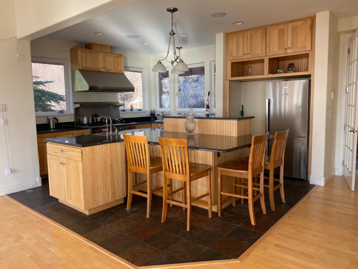 Frenchy'S Adventure Bed And Breakfast Anchorage Exterior foto